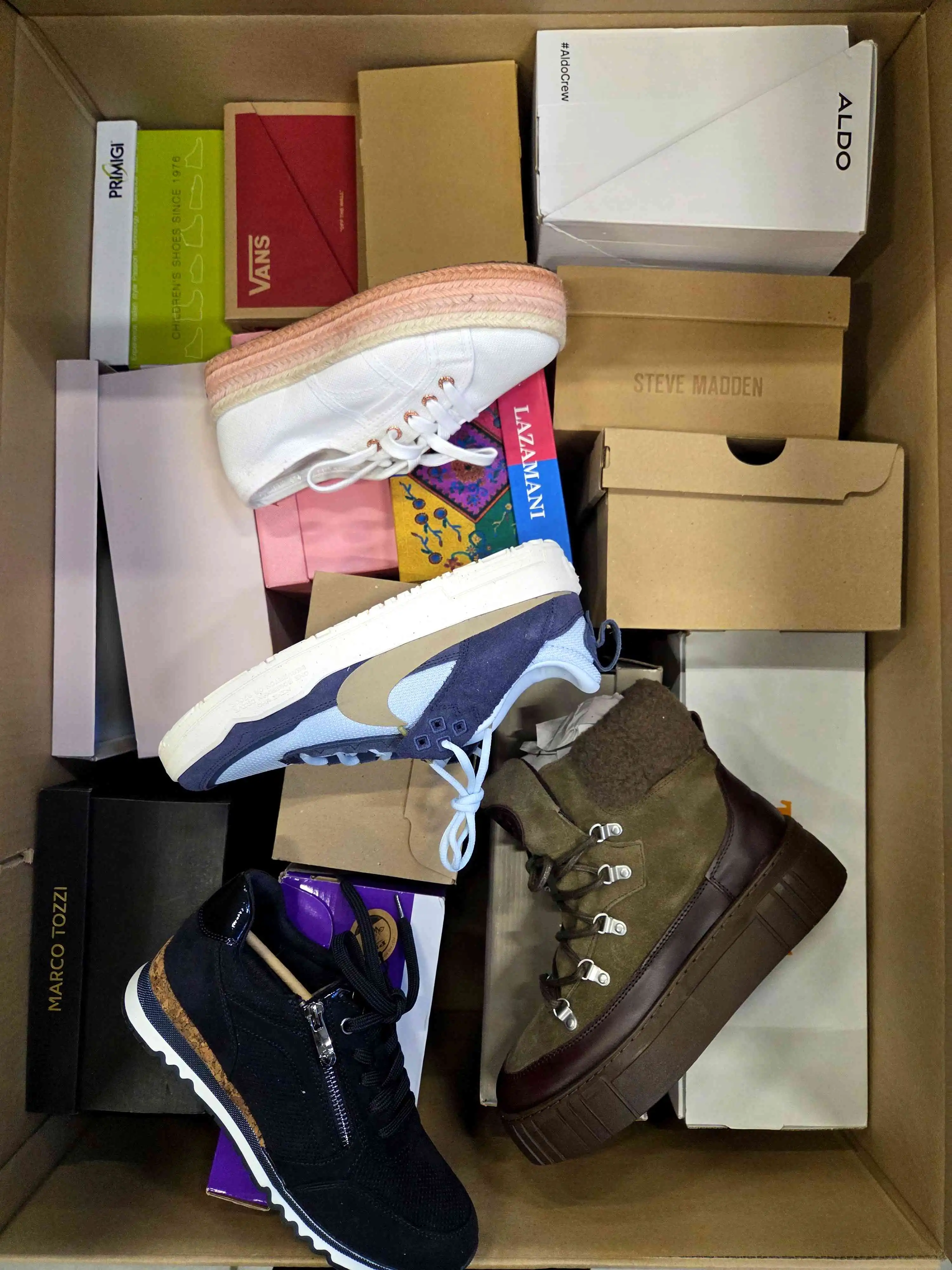 BS2152 3 The photo shows a package with footwear in the category BS.