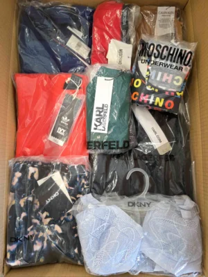 The photo shows a package with clothing in the category AU.