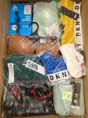 The photo shows a package with clothing in the category AU.