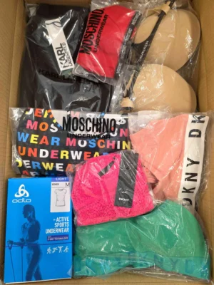 The photo shows a package with clothing in the category AU.