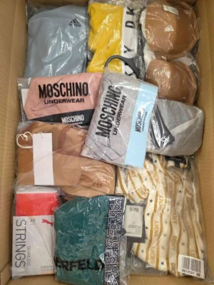 The photo shows a package with clothing in the category AU.