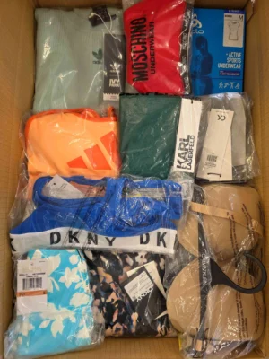 The photo shows a package with clothing in the category AU.