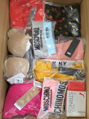 The photo shows a package with clothing in the category AU.