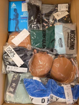 The photo shows a package with clothing in the category AU.