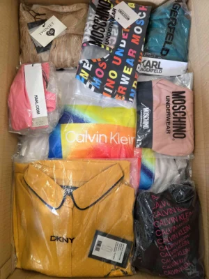 The photo shows a package with clothing in the category AU.