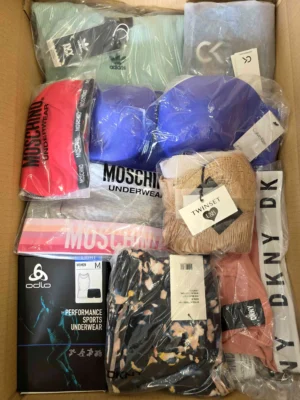 The photo shows a package with clothing in the category AU.