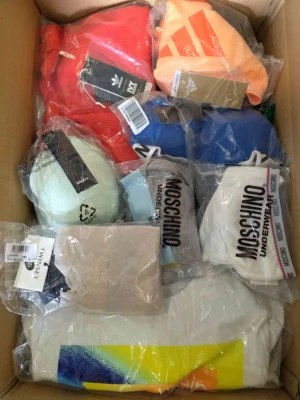 The photo shows a package with clothing in the category AU.