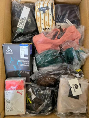 The photo shows a package with clothing in the category AU.