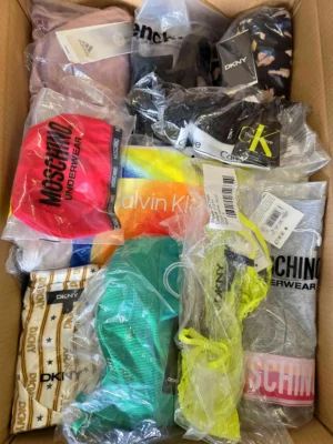 The photo shows a package with clothing in the category AU.