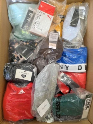 The photo shows a package with clothing in the category AU.