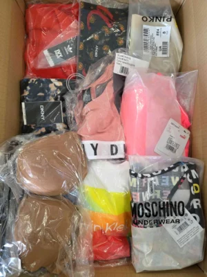 The photo shows a package with clothing in the category AU.