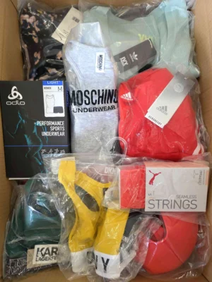 The photo shows a package with clothing in the category AU.