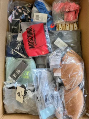 The photo shows a package with clothing in the category AU.