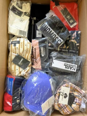 The photo shows a package with clothing in the category AU.