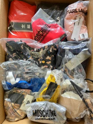 The photo shows a package with clothing in the category AU.