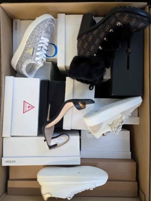 The photo shows a package with footwear in the category BS.