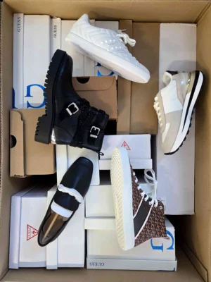 The photo shows a package with footwear in the category BS.
