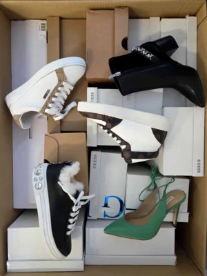 The photo shows a package with footwear in the category BS.