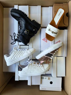 The photo shows a package with footwear in the category BS.