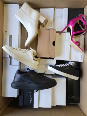 The photo shows a package with footwear in the category BS.