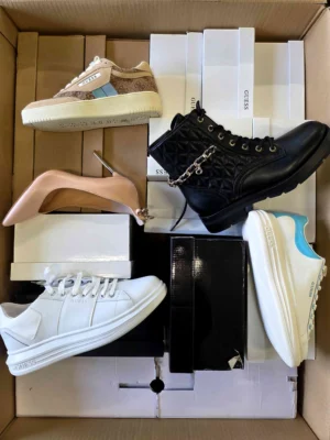 The photo shows a package with footwear in the category BS.