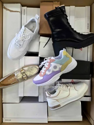 The photo shows a package with footwear in the category BS.