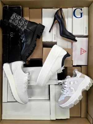 The photo shows a package with footwear in the category BS.