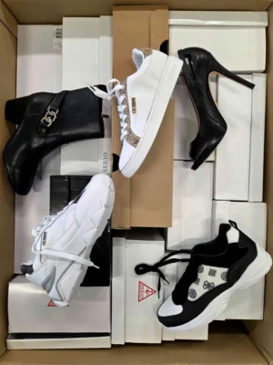 The photo shows a package with footwear in the category BS.