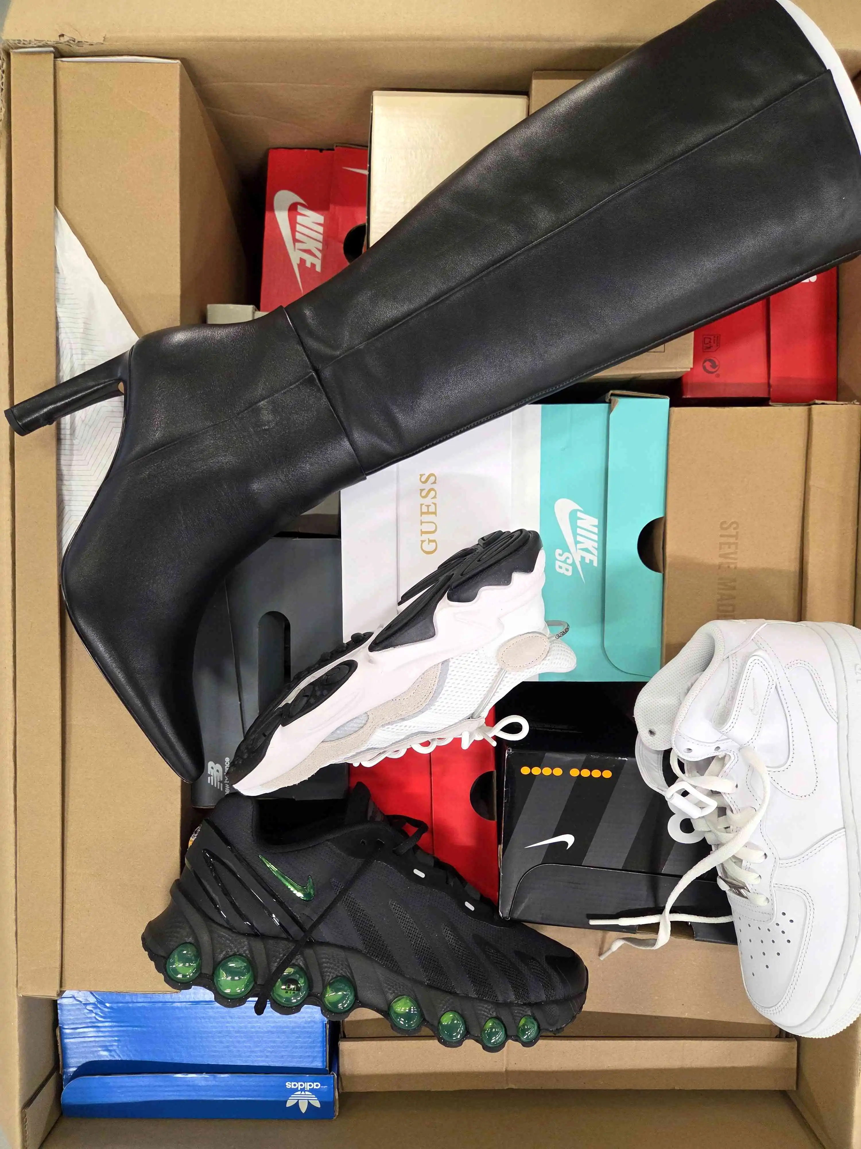 CS3992 3 The photo shows a package with footwear in the category CS.