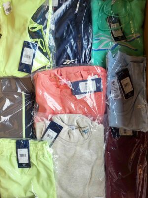 The photo shows a package with clothing in the category R.