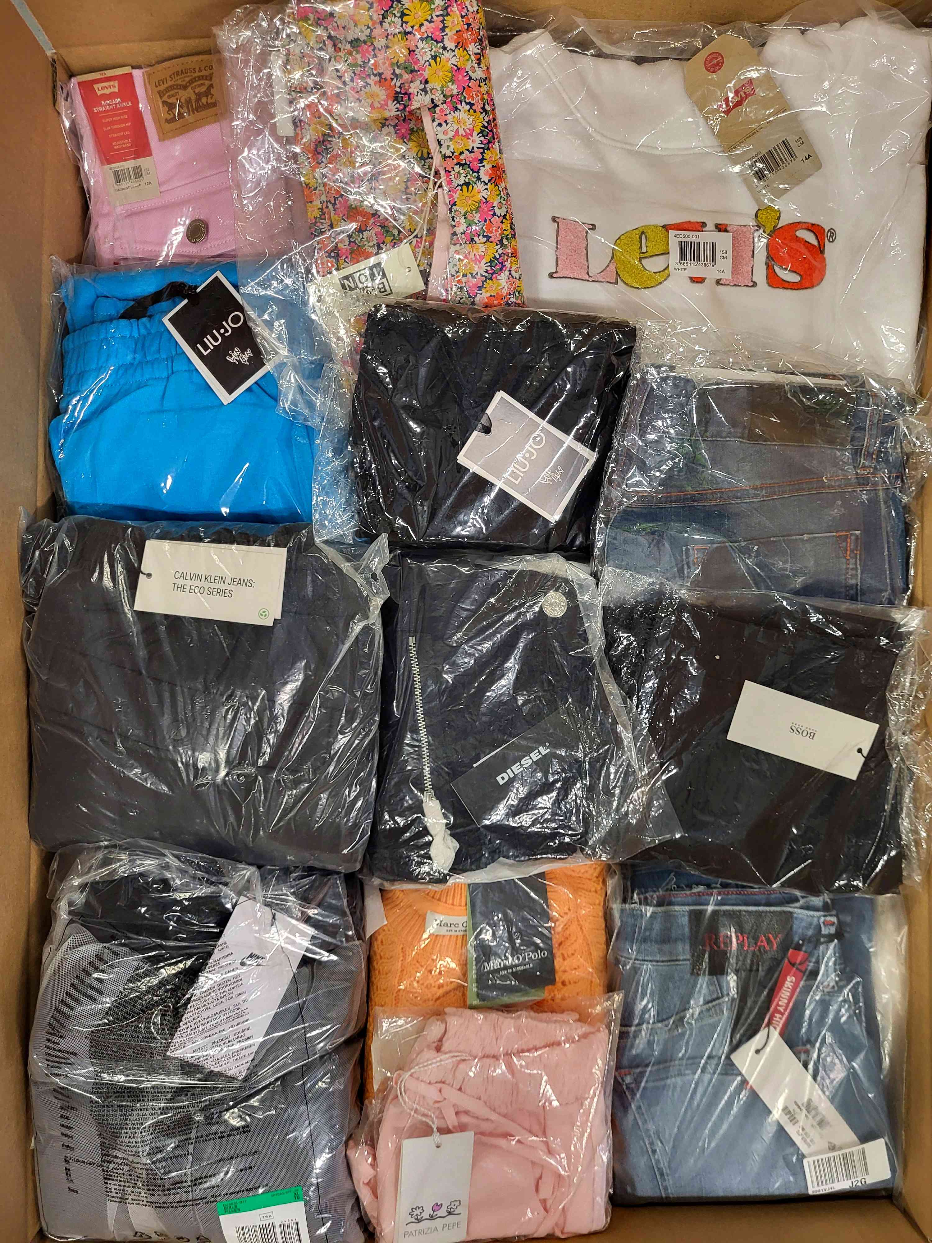 K404 3 The photo shows a package with clothing in the category K.