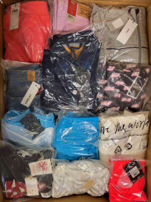 The photo shows a package with clothing in the category K.