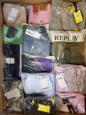 The photo shows a package with clothing in the category K.