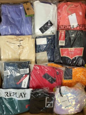 The photo shows a package with clothing in the category K.