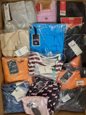 The photo shows a package with clothing in the category K.