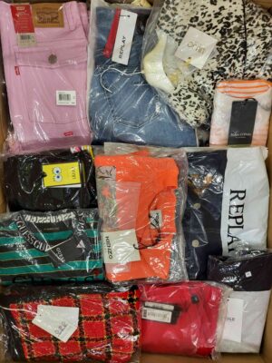 The photo shows a package with clothing in the category K.