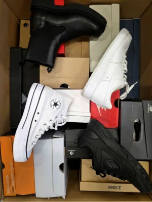 The photo shows a package with footwear in the category CS.