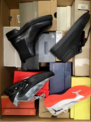 The photo shows a package with footwear in the category CS.