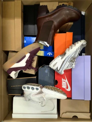 The photo shows a package with footwear in the category CS.