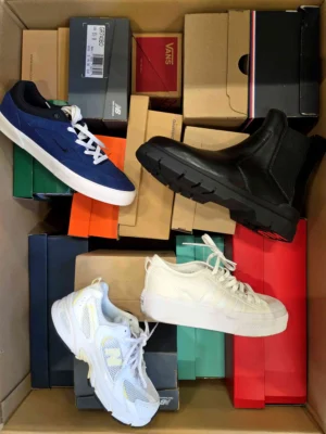 The photo shows a package with footwear in the category CS.