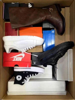 The photo shows a package with footwear in the category CS.