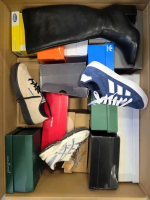 The photo shows a package with footwear in the category CS.