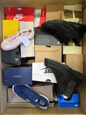 The photo shows a package with footwear in the category CS.