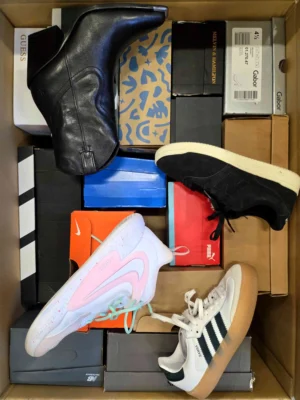 The photo shows a package with footwear in the category CS.