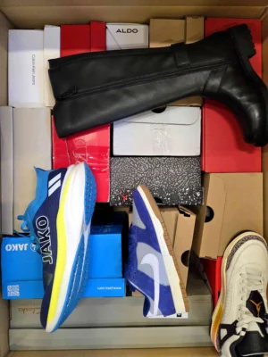 The photo shows a package with footwear in the category CS.