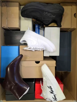 The photo shows a package with footwear in the category CS.