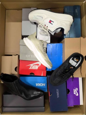 The photo shows a package with footwear in the category CS.