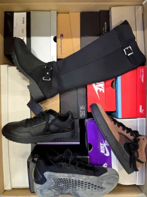 The photo shows a package with footwear in the category CS.