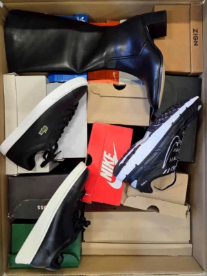 The photo shows a package with footwear in the category CS.