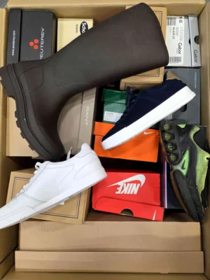 The photo shows a package with footwear in the category CS.